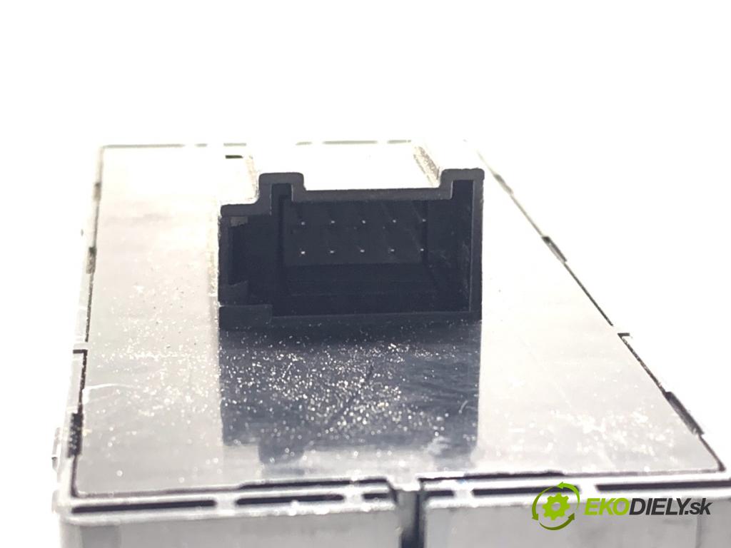 AUDI Q4 SUV 2023 150 kW 40 e-tron  přepínač oken 83A959851C (Páčky pod volantem)