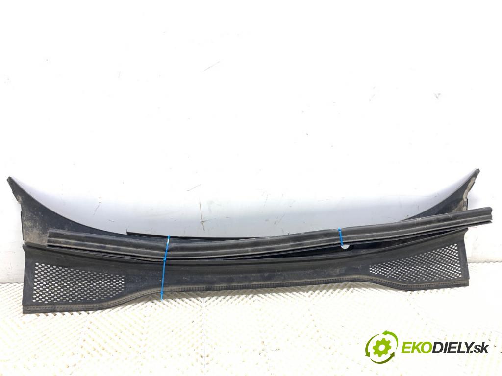 AUDI Q4 SUV 2023 150 kW 40 e-tron  torpédo plast pod čelní okno 11B819403B (Plast pod čelním sklem)