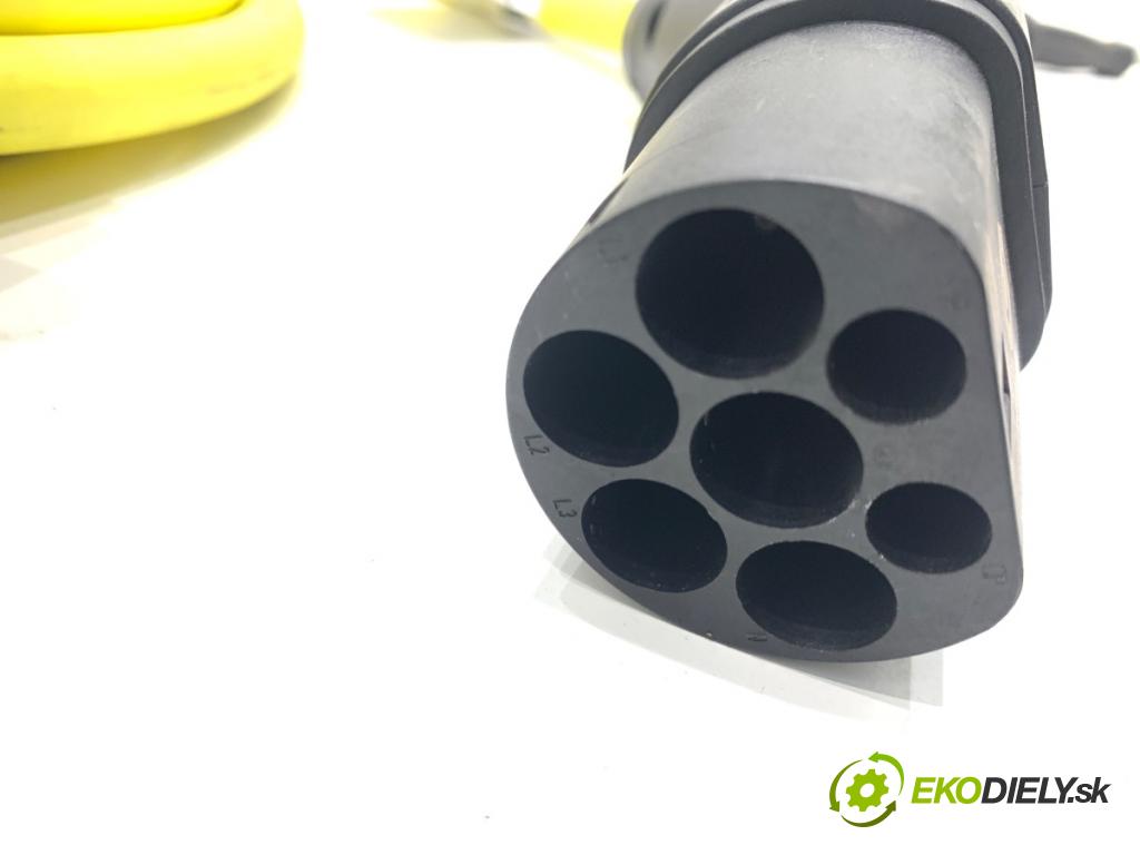 AUDI Q4 SUV 2023 150 kW 40 e-tron  HNÍZDO: trubka KABEL NABÍJENÍ: 1EA971639E