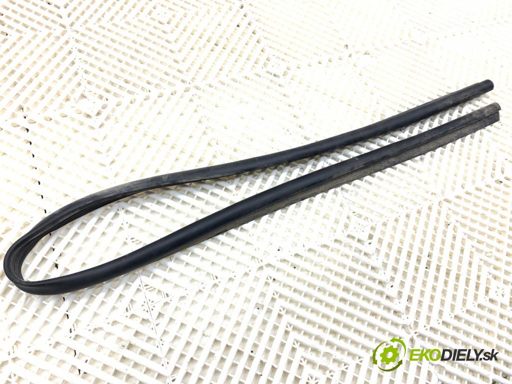 AUDI Q4 SUV 2023 150 kW 40 e-tron  tesnenie prahu pravá 