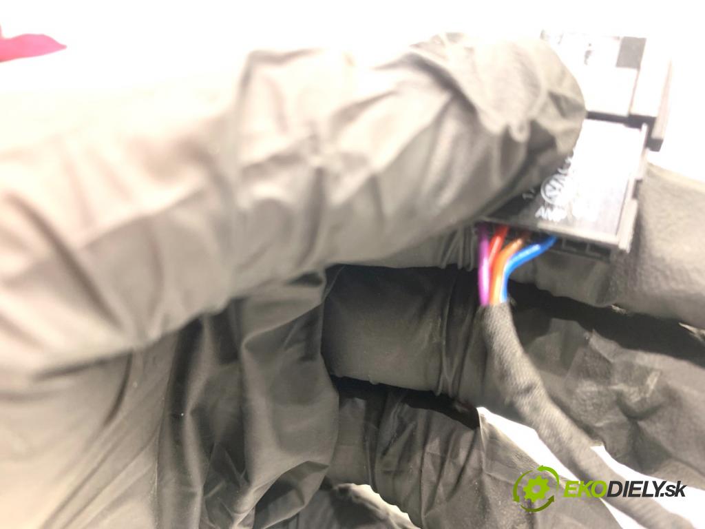 AUDI Q4 SUV 2023 150 kW 40 e-tron  SPÍNAČE: volantu 89A951523A