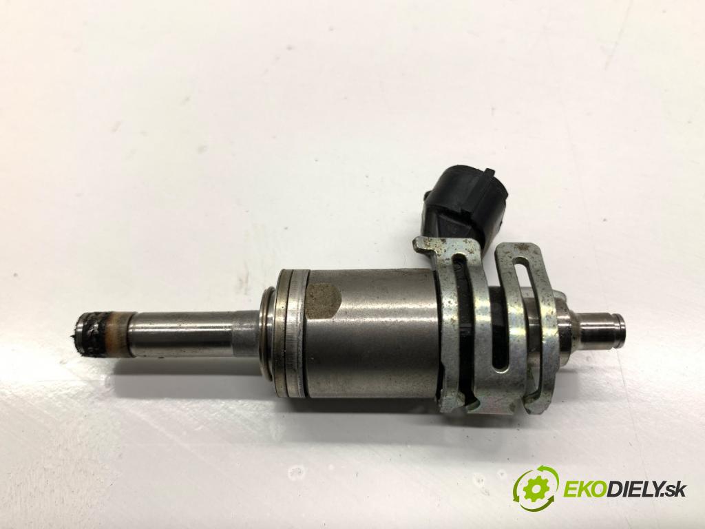 LEXUS IS sedan 2019 133 kW 300h (AVE30_) 2494 vstřikovač 23250-31120 (Vstřikovač paliva)