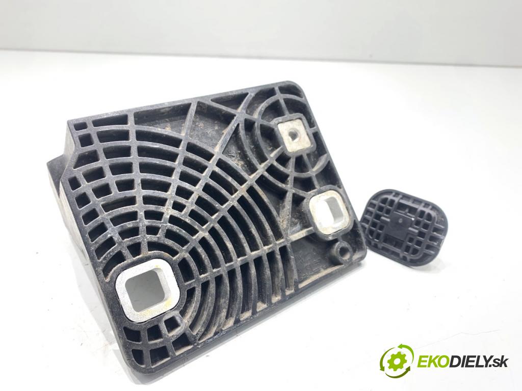 AUDI Q4 SUV 2023 150 kW 40 e-tron  držiak Uchytenie chladiča ľave 1EA121367H