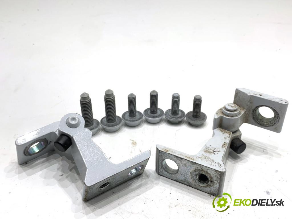 AUDI Q4 SUV 2023 150 kW 40 e-tron  závěsky dveře zadní část pravé 