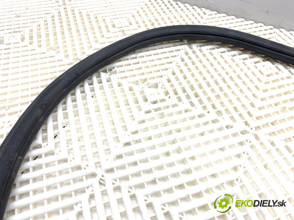 AUDI Q4 SUV 2023 150 kW 40 e-tron  tesnenie Dvere predný pravá 11A867912B