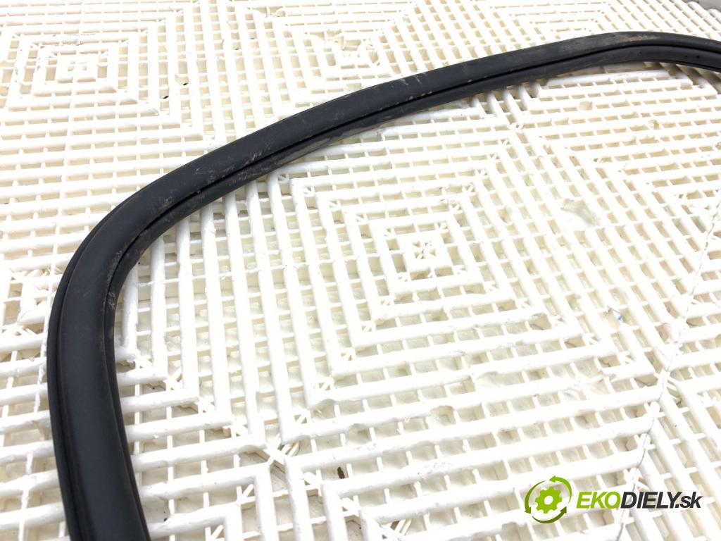 AUDI Q4 SUV 2023 150 kW 40 e-tron  tesnenie Dvere zad ľavá strana 89A833721 (Karoséria ostatné)