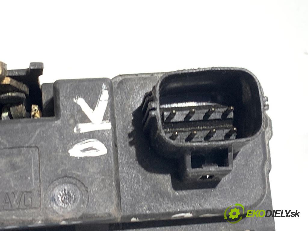 VOLVO V70 II Kombi 2000 184 kW 2.3 T5 2319 zámok Dvere ľavy predný