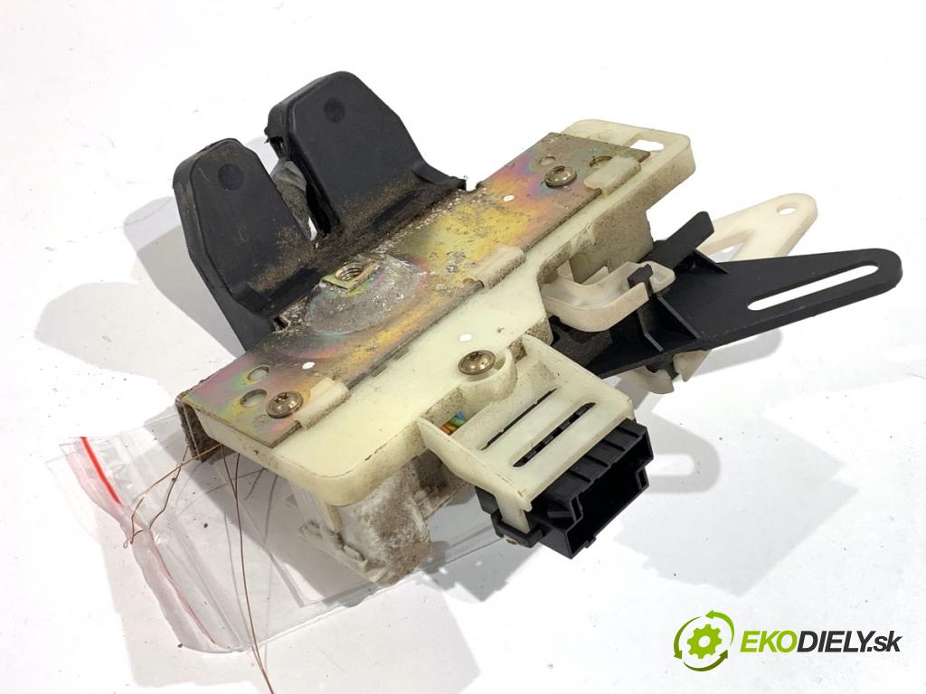 VOLVO V70 II Kombi 2000 184 kW 2.3 T5 2319 zámok dverí zad