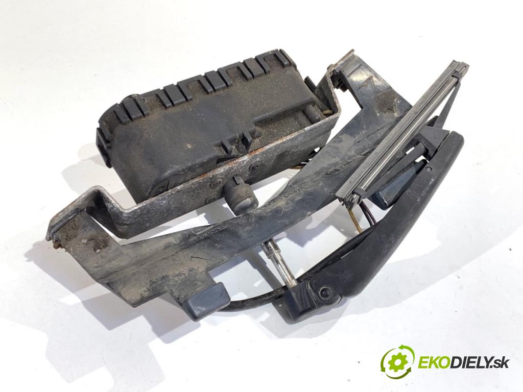 VOLVO V70 II Kombi 2000 184 kW 2.3 T5 2319 Motorček stierače prednej svetla svetla pravy 