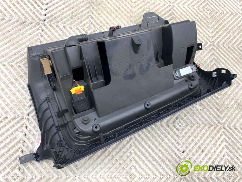 VW GOLF V liftback 2004 55 kW 1.4 16V 1390 Priehradka, kastlík spolujazdca 1K1857290 (Priehradka (kastlík))