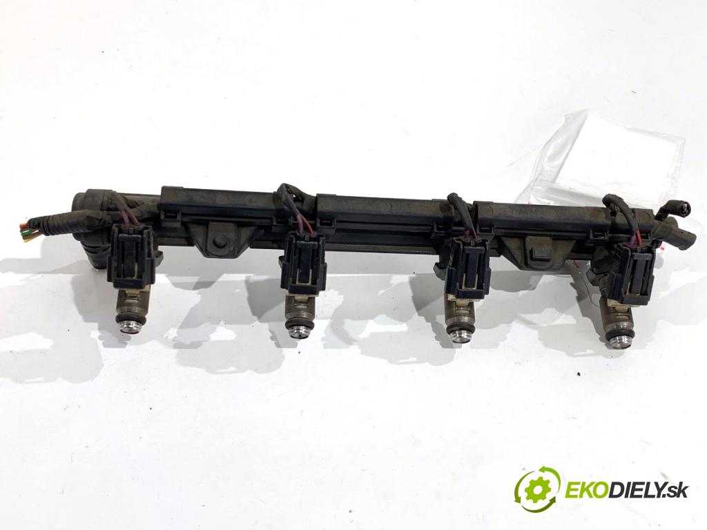 VW GOLF V liftback 2004 55 kW 1.4 16V 1390 lišta vstřikovací 036971824A (Vstřikovací lišta)