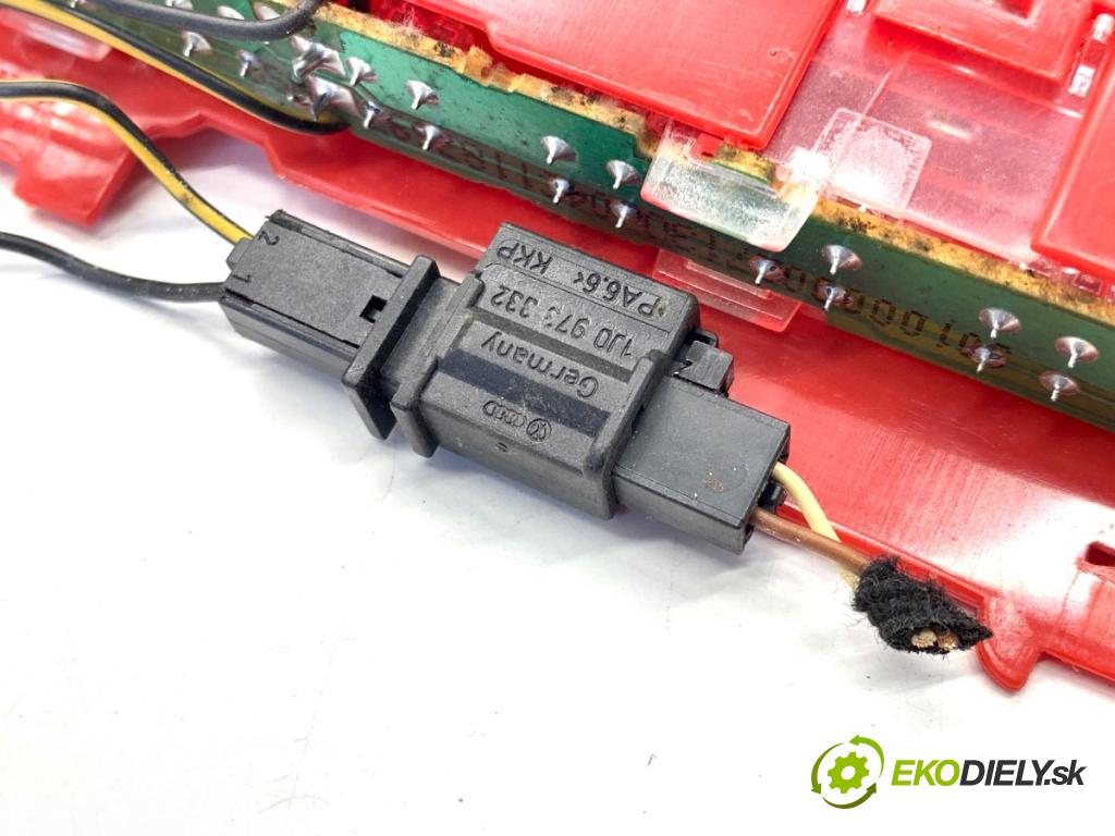 VW GOLF V liftback 2004 55 kW 1.4 16V 1390 Svetlo brzdových svetiel 1K6945097B