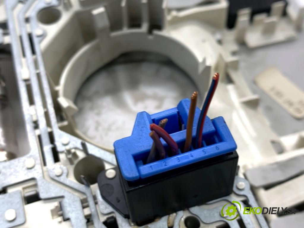 VW GOLF V liftback 2004 55 kW 1.4 16V 1390 Svetlo stropné 1K0947105E