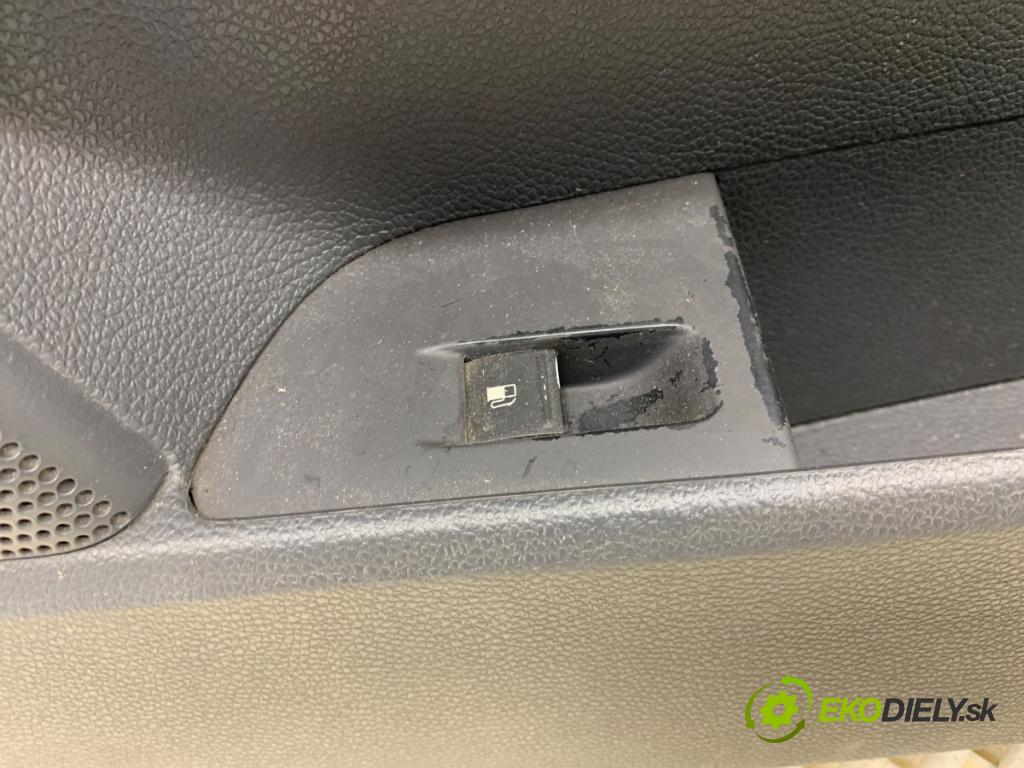 VW GOLF V liftback 2004 55 kW 1.4 16V 1390 čalúnenie Dvere ľavy predný