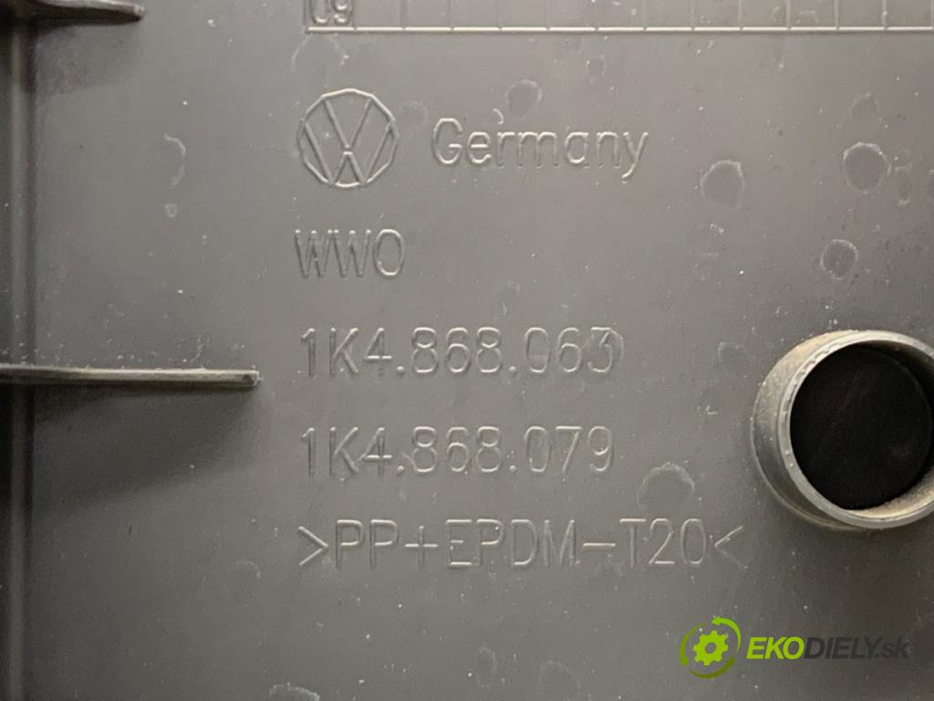 VW GOLF V liftback 2004 55 kW 1.4 16V 1390 čalúnenie Dvere ľavy predný