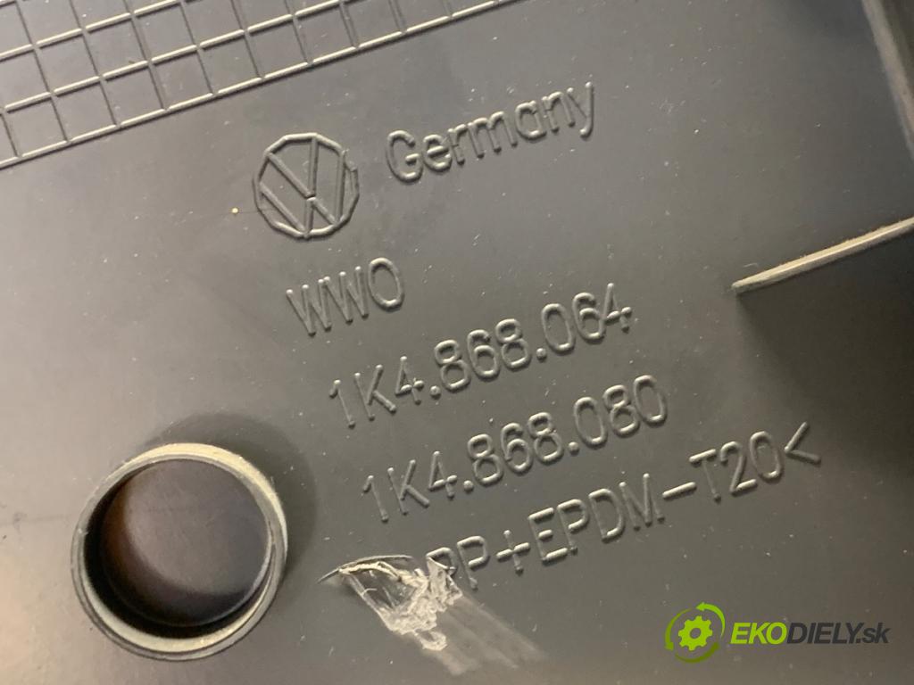 VW GOLF V liftback 2004 55 kW 1.4 16V 1390 čalúnenie Dvere pravy predný