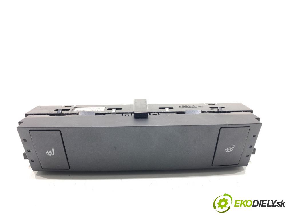 LEXUS IS sedan 2015 180 kW 200t (ASE30) 1998 přepínač ohřívání sedačky 84752-24010 (Páčky pod volantem)