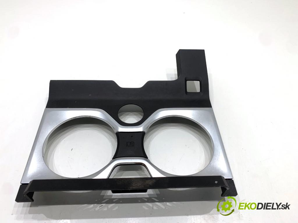 BMW G05 SUV 2020 195 kW xDrive 30 d 2993 rámeček clona RUKOJEŤ: na nápoje 6842025