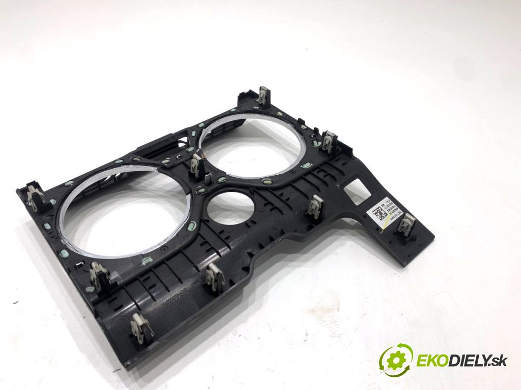 BMW G05 SUV 2020 195 kW xDrive 30 d 2993 rámeček clona RUKOJEŤ: na nápoje 6842025