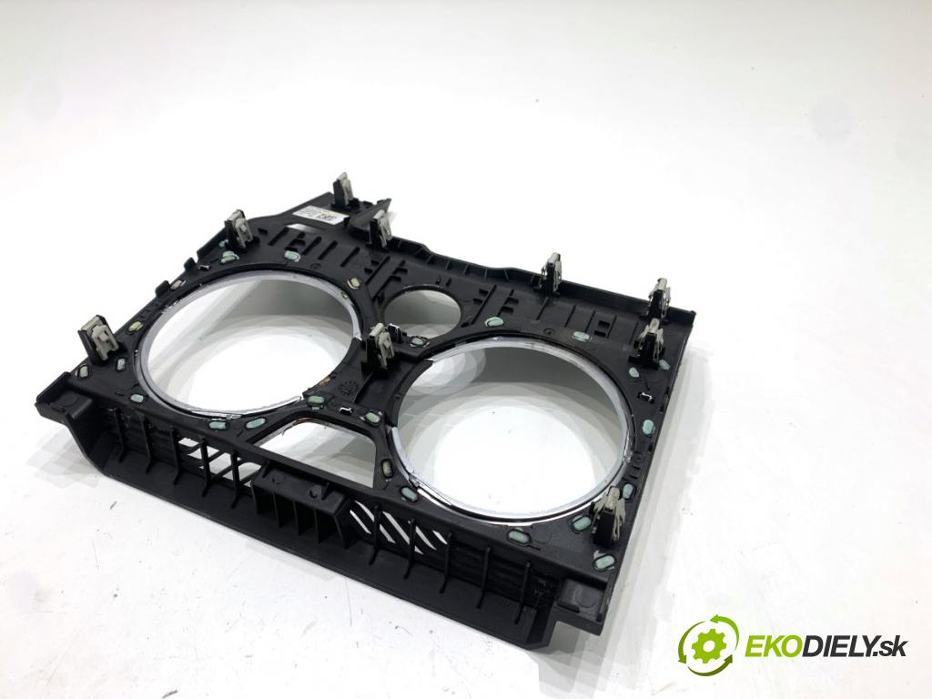 BMW G05 SUV 2020 195 kW xDrive 30 d 2993 rámeček clona RUKOJEŤ: na nápoje 6842025