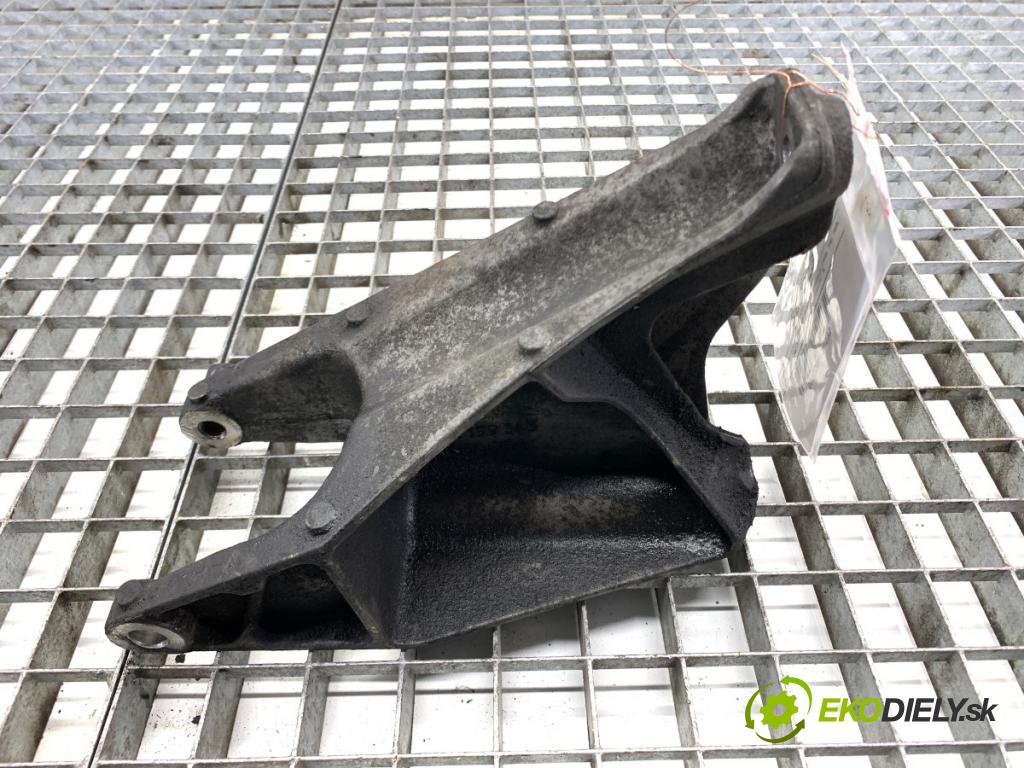 VW TRANSPORTER T5 Autobus 2015 103 kW 2.0 TDI 1968 Držiak Motor 7E0199343