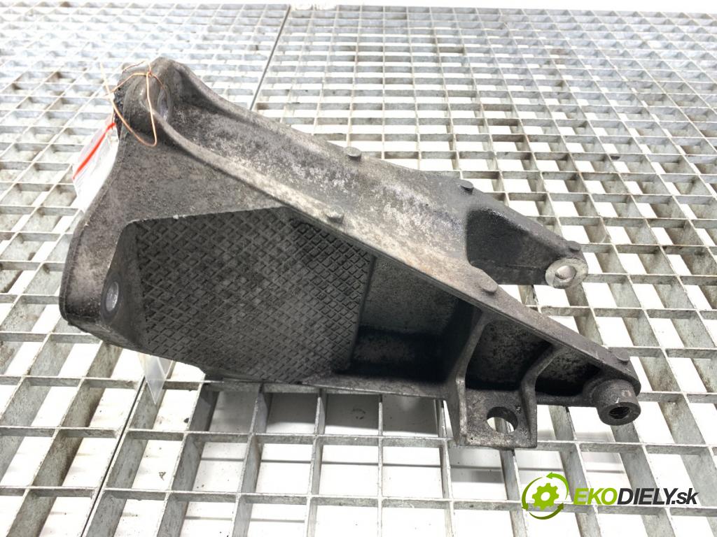 VW TRANSPORTER T5 Autobus 2015 103 kW 2.0 TDI 1968 Držiak Motor 7E0199343