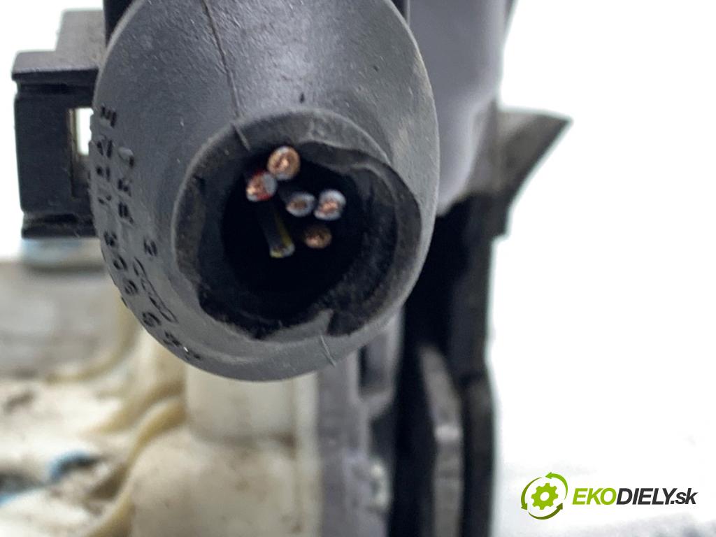 AUDI A3 8P liftback 2005 147 kW 2.0 TFSI quattro 1984 zámok Dvere pravy zad 4F1839016