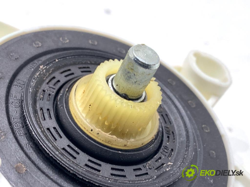 AUDI A3 8P liftback 2005 147 kW 2.0 TFSI quattro 1984 Motor sťahovania okna pravy predný 8P0959802H