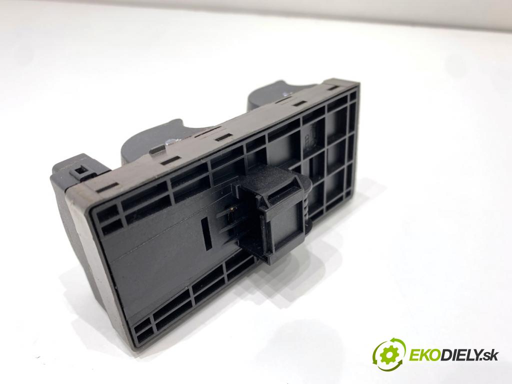 AUDI A3 8P liftback 2005 147 kW 2.0 TFSI quattro 1984 přepínač oken  (Páčky pod volantem)