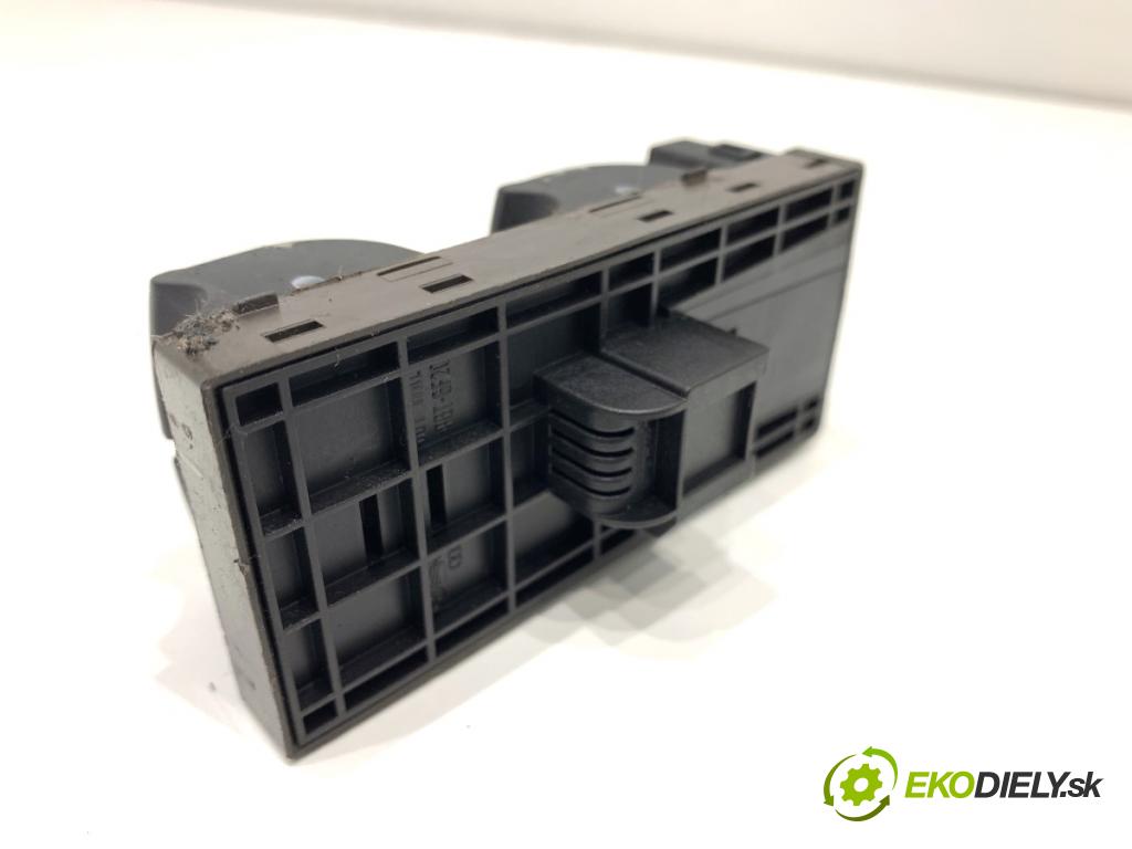 AUDI A3 8P liftback 2005 147 kW 2.0 TFSI quattro 1984 přepínač oken  (Páčky pod volantem)