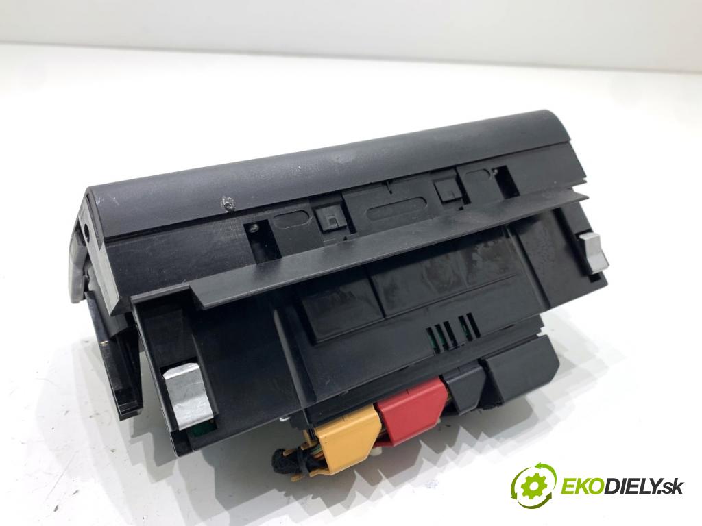 AUDI A3 8P liftback 2005 147 kW 2.0 TFSI quattro 1984 Panel ovládania kúrenia 8P0820043K (Prepínacie páčky pod volantom)