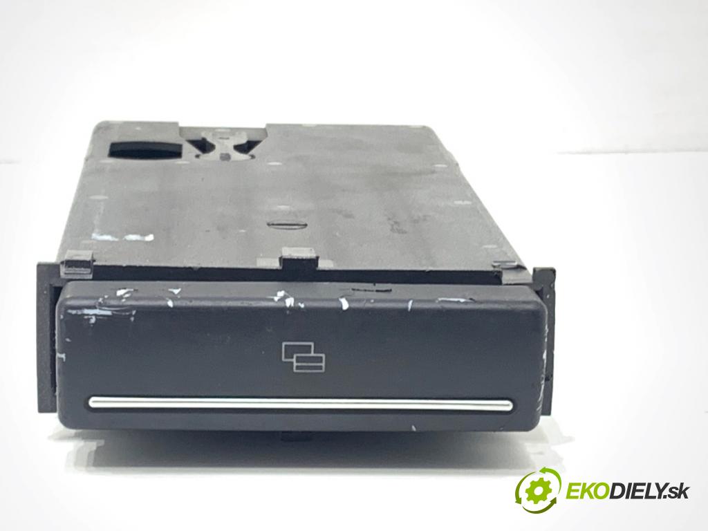 AUDI A3 8P liftback 2005 147 kW 2.0 TFSI quattro 1984 VIZITKA skřinka 8P0941561D