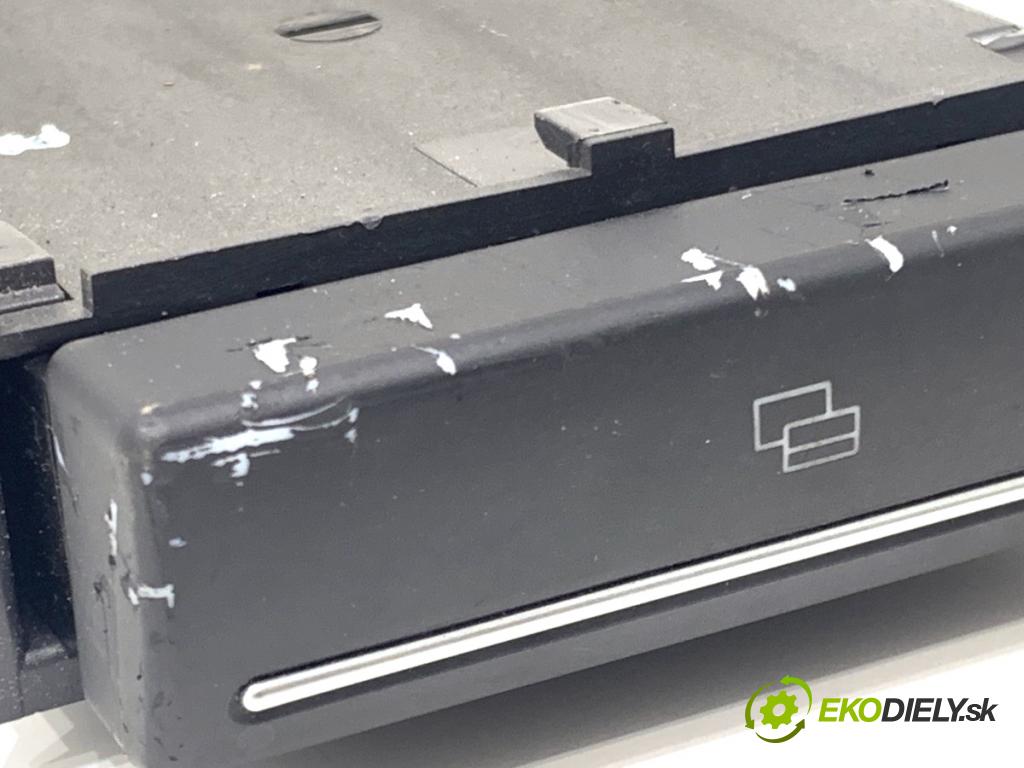 AUDI A3 8P liftback 2005 147 kW 2.0 TFSI quattro 1984 VIZITKA skřinka 8P0941561D