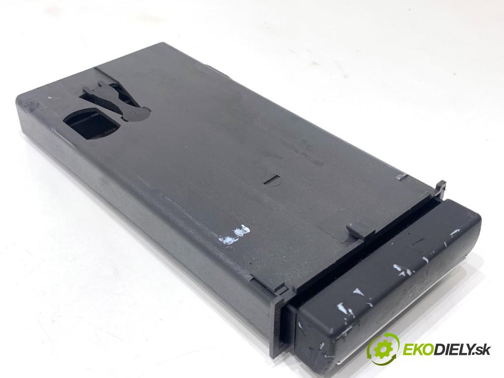 AUDI A3 8P liftback 2005 147 kW 2.0 TFSI quattro 1984 VIZITKA skřinka 8P0941561D