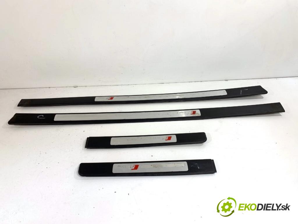 AUDI A3 8P liftback 2005 147 kW 2.0 TFSI quattro 1984 lišty PROGOWE gumy pedálu S-LINE 8P4853492F 8P4853558F