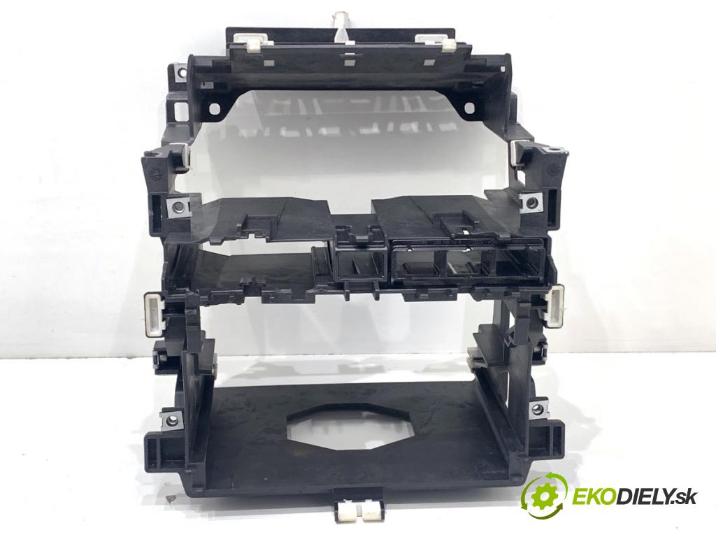 AUDI A3 8P liftback 2005 147 kW 2.0 TFSI quattro 1984 rámeček radia 2 DIN 8P0858005A (Audio zařízení)