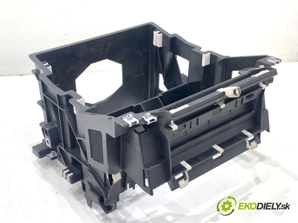 AUDI A3 8P liftback 2005 147 kW 2.0 TFSI quattro 1984 rámeček radia 2 DIN 8P0858005A (Audio zařízení)