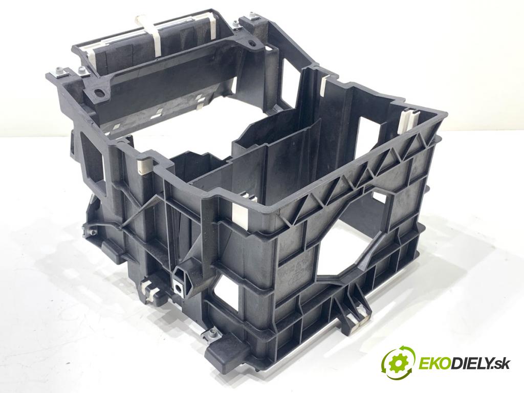 AUDI A3 8P liftback 2005 147 kW 2.0 TFSI quattro 1984 rámeček radia 2 DIN 8P0858005A (Audio zařízení)