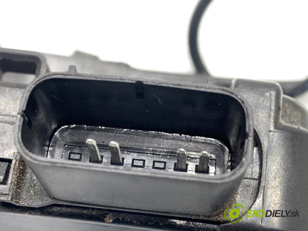 HYUNDAI ix20 liftback 2013 66 kW 1.4 1396 zámok Dvere pravy zad 81420-1K000