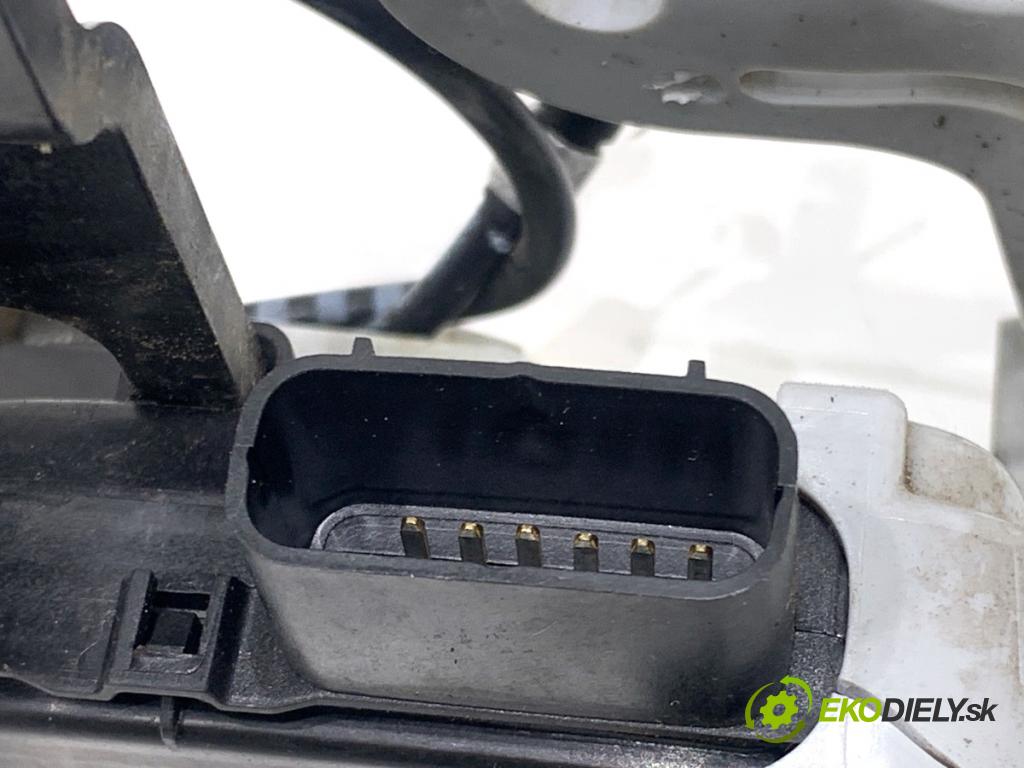 HYUNDAI ix20 liftback 2013 66 kW 1.4 1396 zámok Dvere pravy predný 81320-1K020