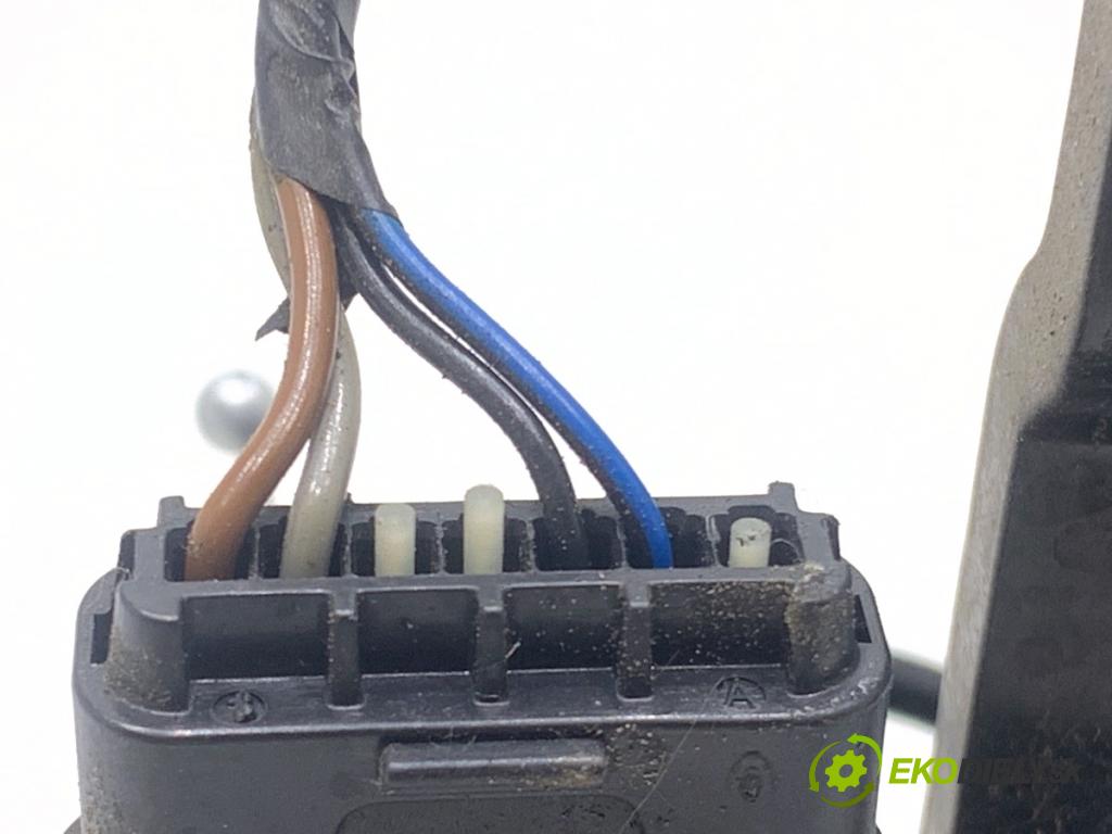 HYUNDAI ix20 liftback 2013 66 kW 1.4 1396 zámok Dvere ľavy predný 81310-1K000