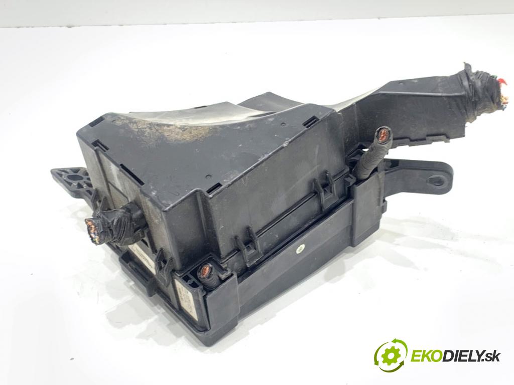 HYUNDAI ix20 liftback 2013 66 kW 1.4 1396 Skrinka poistková  (Poistková skrinka)