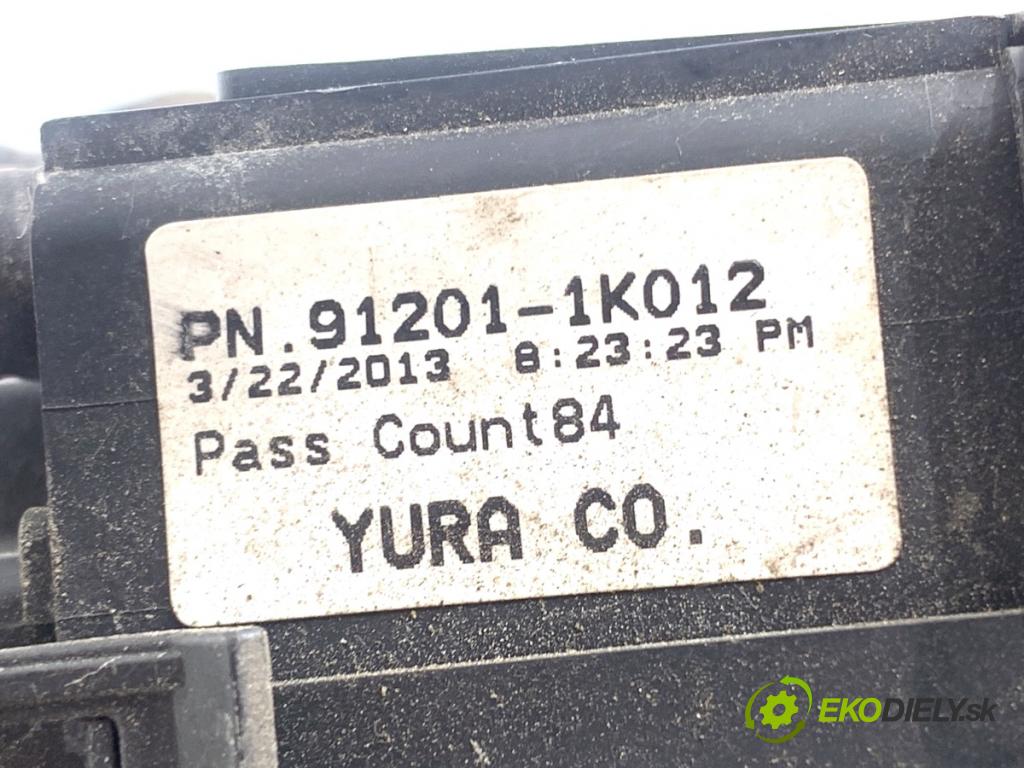 HYUNDAI ix20 liftback 2013 66 kW 1.4 1396 Skrinka poistková  (Poistková skrinka)