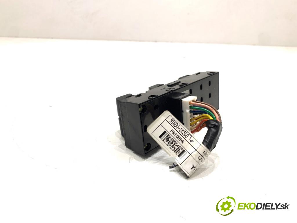 HYUNDAI ix20 liftback 2013 66 kW 1.4 1396 Prepínač okien 93570-1K000 (Prepínacie páčky pod volantom)