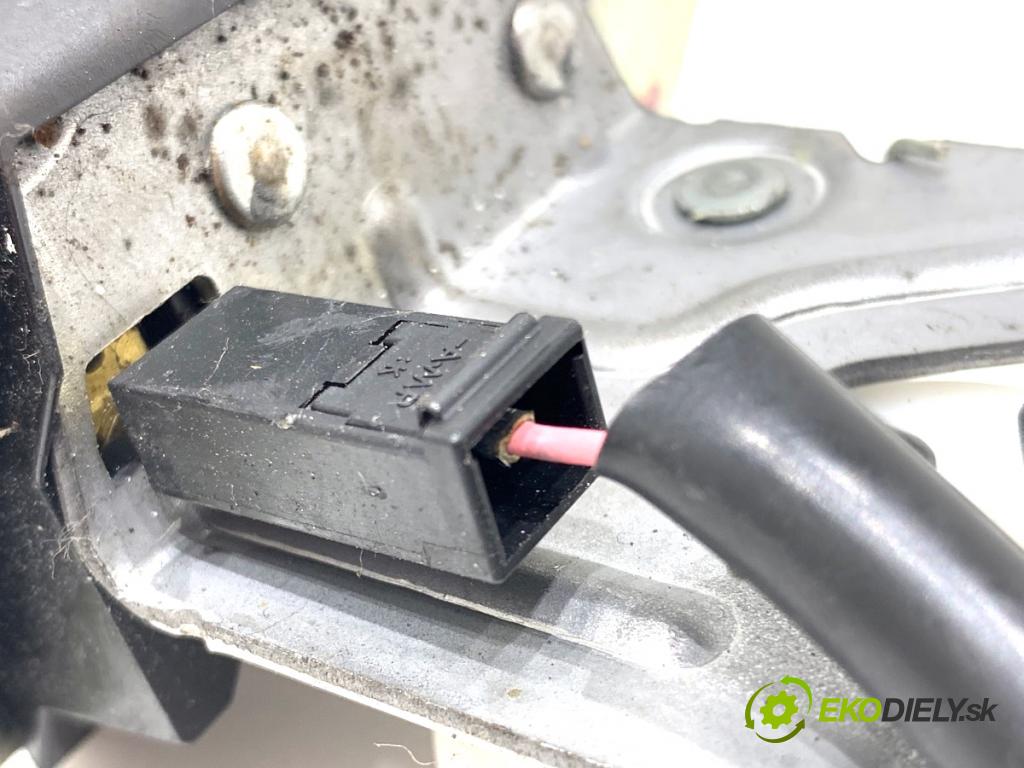 MITSUBISHI ASX SUV 2015 86 kW 1.6 MIVEC 1590 zámok dveří zadní část