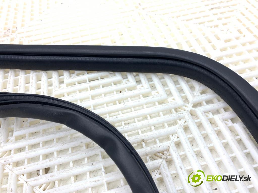 MITSUBISHI ASX SUV 2015 86 kW 1.6 MIVEC 1590 těsnění dveře přední část levá strana