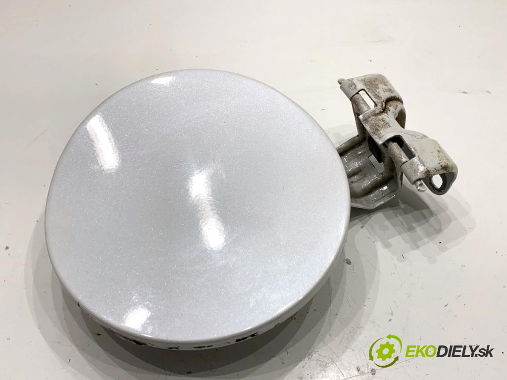 MITSUBISHI ASX SUV 2015 86 kW 1.6 MIVEC 1590 Dvierka nádrže paliva  (Kľučka dverí ostatné)