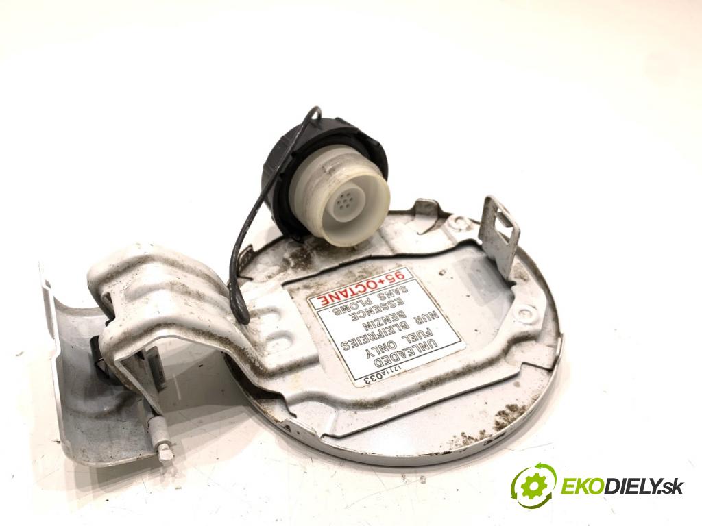 MITSUBISHI ASX SUV 2015 86 kW 1.6 MIVEC 1590 Dvierka nádrže paliva  (Kľučka dverí ostatné)