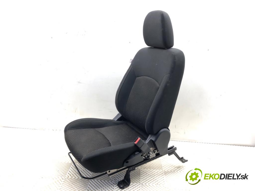 MITSUBISHI ASX SUV 2015 86 kW 1.6 MIVEC 1590 sedadlo pravý přední část