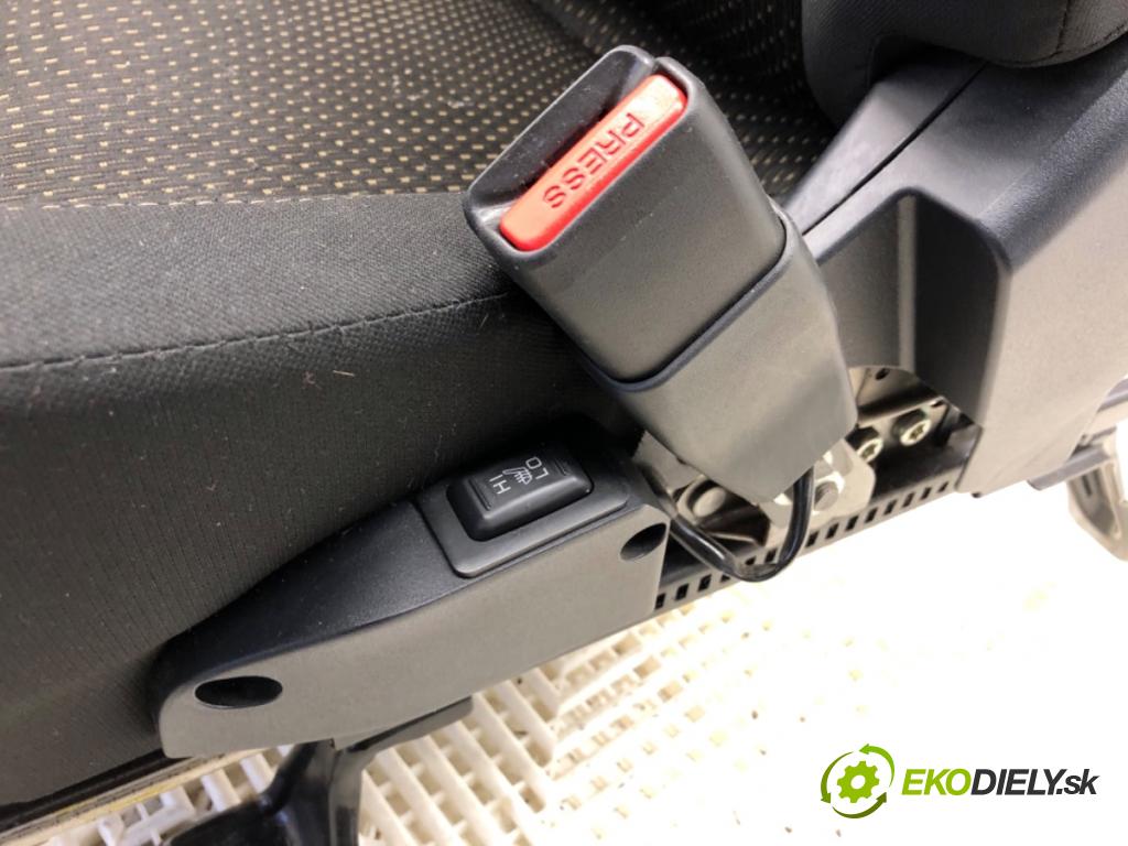 MITSUBISHI ASX SUV 2015 86 kW 1.6 MIVEC 1590 sedadlo pravý přední část